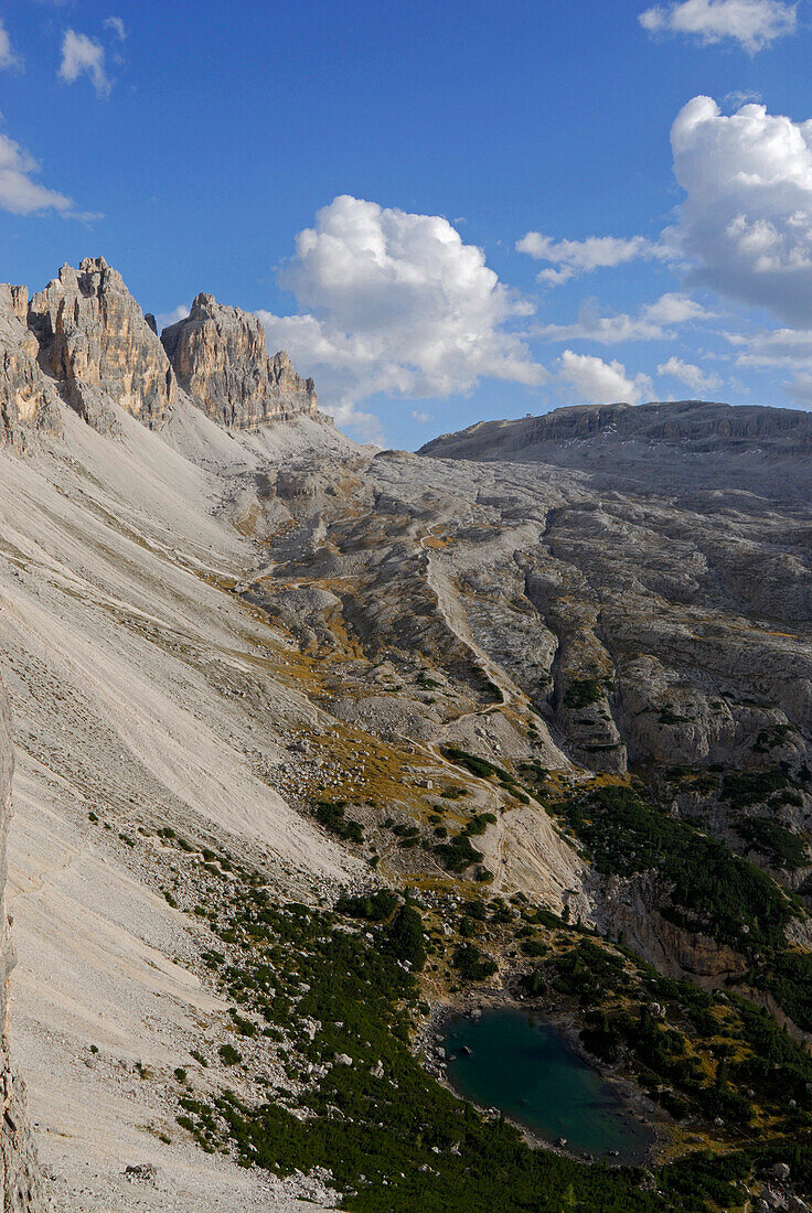 Blick von der Forcella di Lech auf Lech de Lagacio und Großer Lagazuoi, Dolomiten-Höhenweg Nr. 1, Naturpark Fanes-Sennes, Dolomiten, Südtirol, Alta Badia, Italien