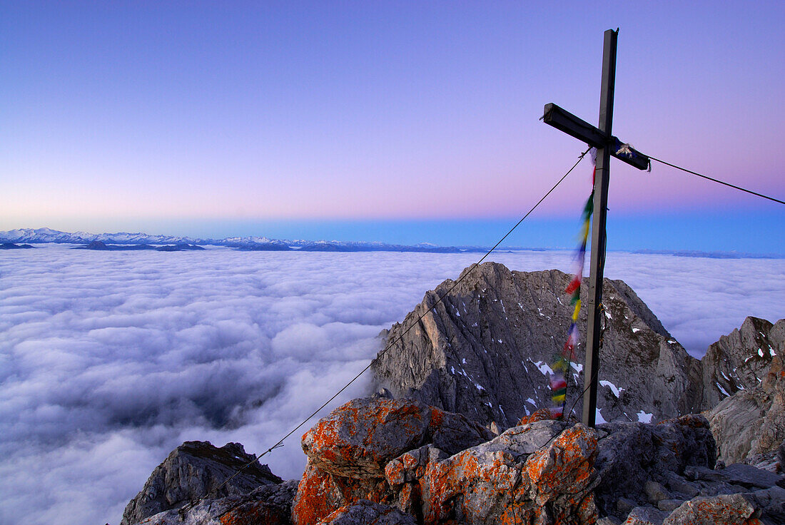 Gipfelkreuz mit Gebetsfahnen auf der Ellmauer Halt, Wilder Kaiser, Kaisergebirge, Tirol, Österreich