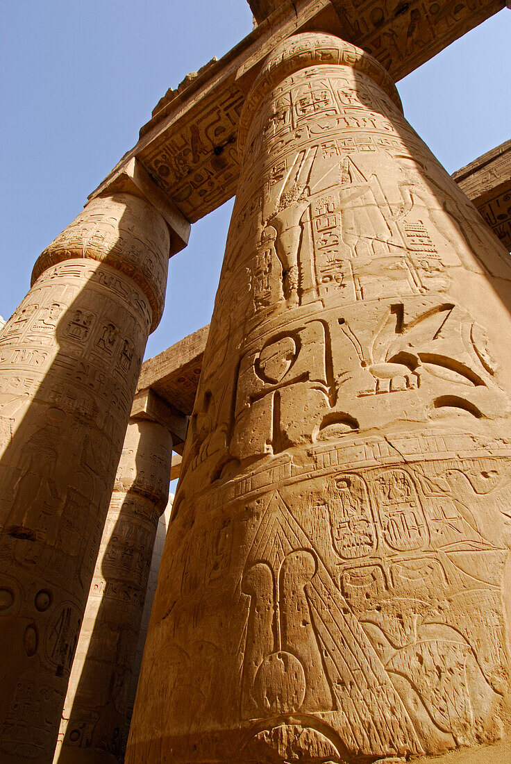 Relief-verzierte Säulen im Tempel von Karnak, Ägypten, Afrika
