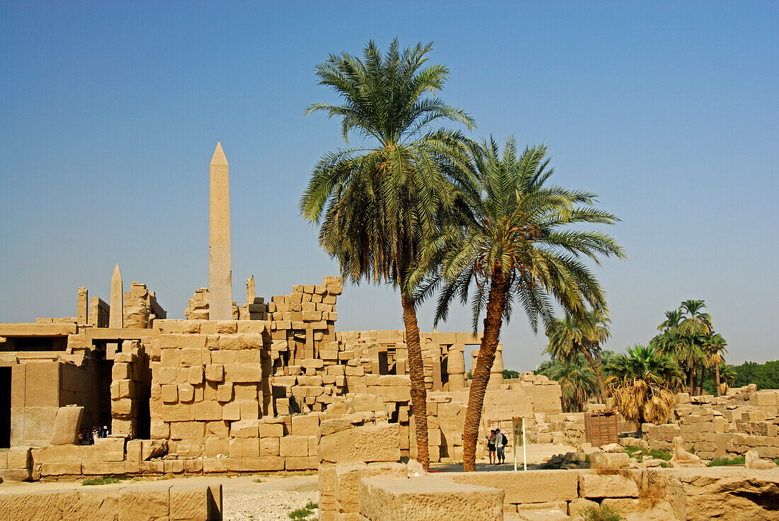 Mauerreste mit Obelisk und Palmen, Tempel von Karnak, Ägypten, Afrika