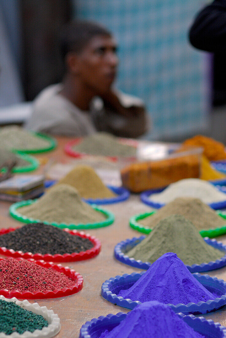 Gewürze und Farbpulver am Einheimischen-Markt, Luxor, Ägypten, Afrika