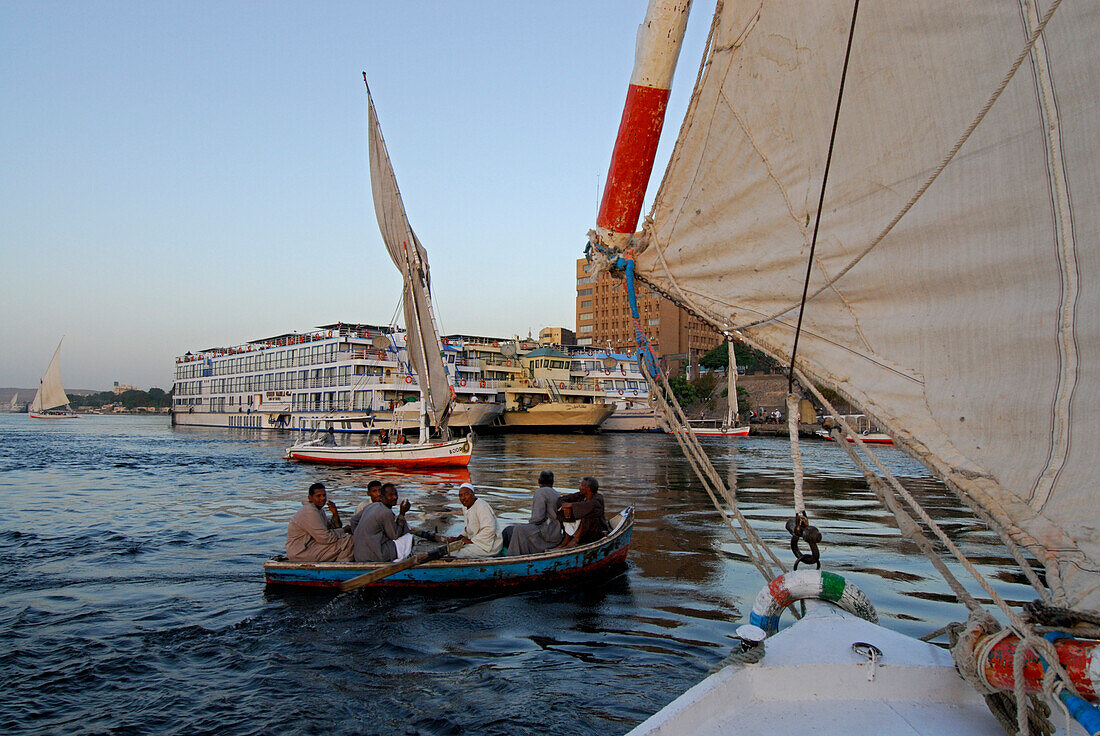 Segelboote (Felluken) auf dem Nil, Kreuzfahrtschiffe in Assuan, Ägypten, Afrika