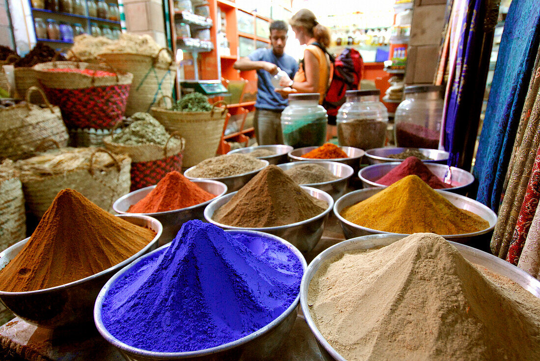 Farbpulver und Gewürze, nächtliche Straßenszene Markt in Assuan, Ägypten, Afrika