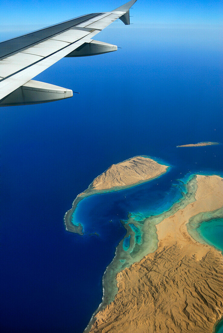 Flugzeugflügel über dem Roten Meer, Küstenabschnitt mit Riffzone, Hurghada , Ägypten, Afrika