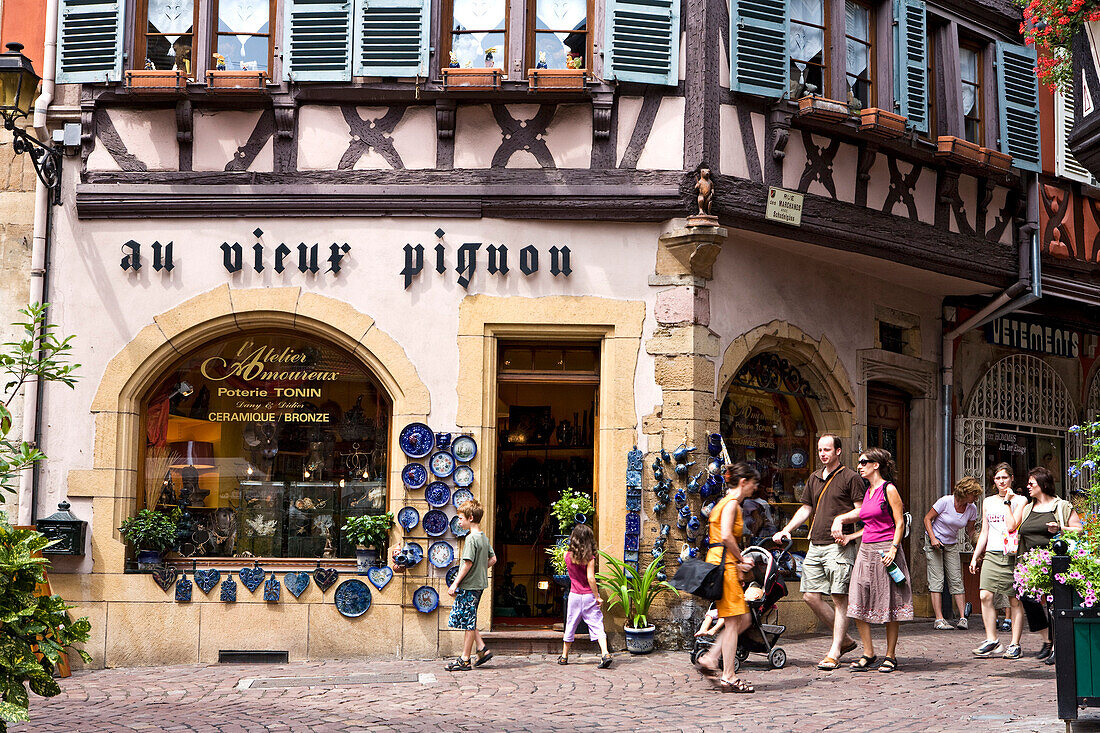 Andenkenladen in der Altstadt, Rue des Marchands, Colmar, Elsass, Frankreich