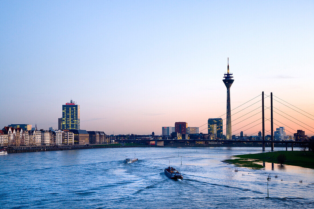 Blick über den Rhein auf Medienhafen und Rheinturm am Abend, Düsseldorf, Nordrhein-Westfalen, Deutschland