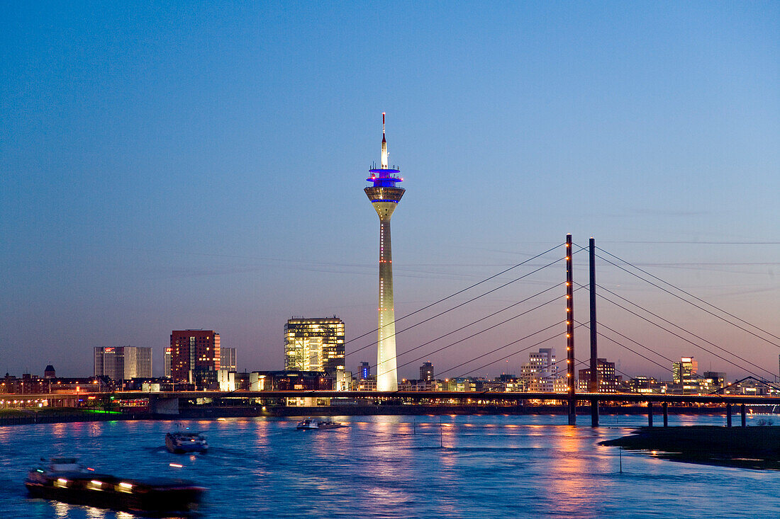 Blick über den Rhein auf Medienhafen und Rheinturm am Abend, Düsseldorf, Nordrhein-Westfalen, Deutschland