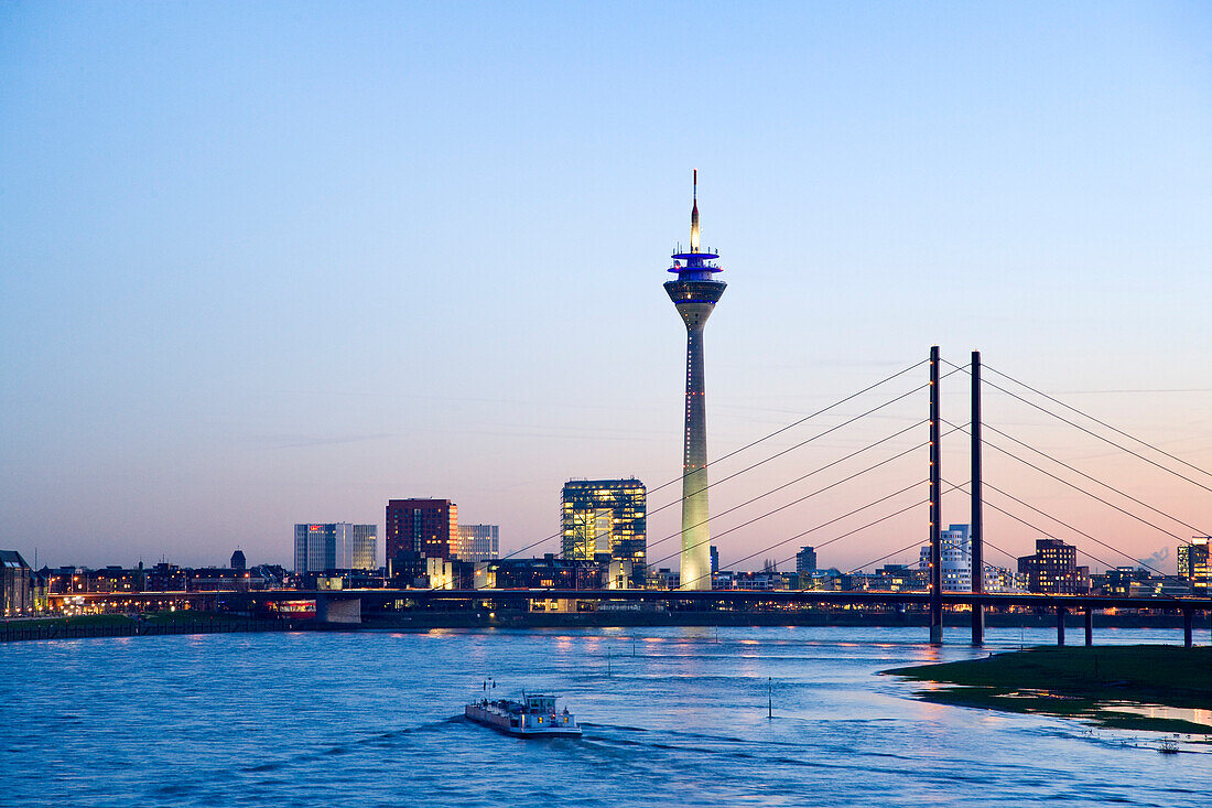 Blick über den Rhein auf Medienhafen und Rheinturm am Abend, Düsseldorf, Nordrhein-Westfalen, Deutschland