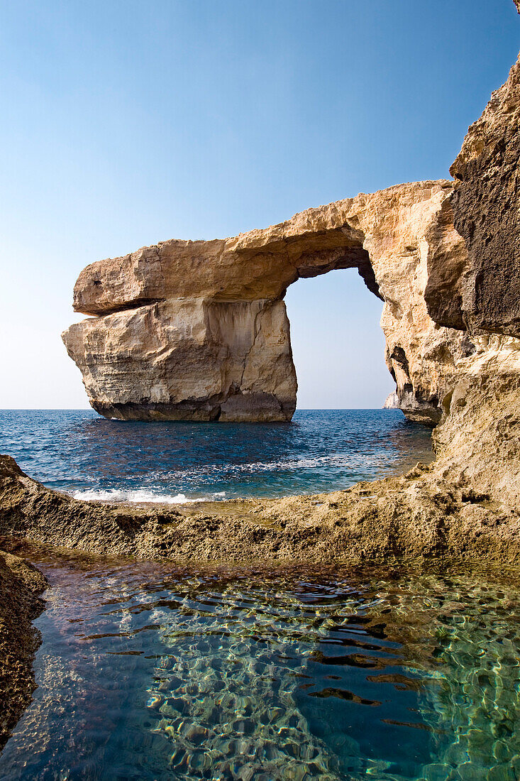 Felsbogen im Meer unter blauem Himmel, Gozo, Malta, Europa