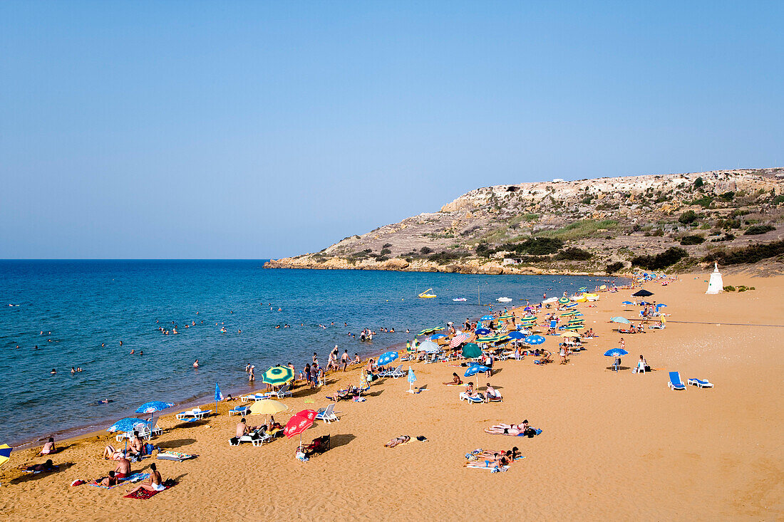 Menschen am Strand unter blauem Himmel, Ramla Bay, Gozo, Malta, Europa