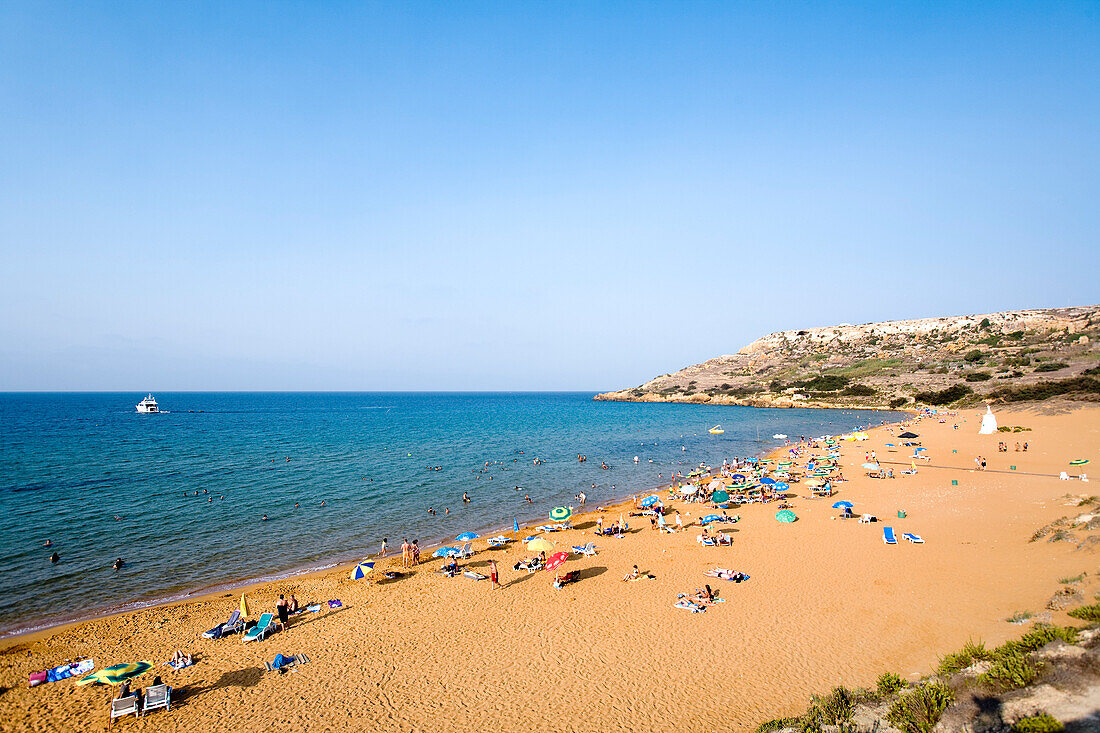 Menschen am Strand unter blauem Himmel, Ramla Bay, Gozo, Malta, Europa