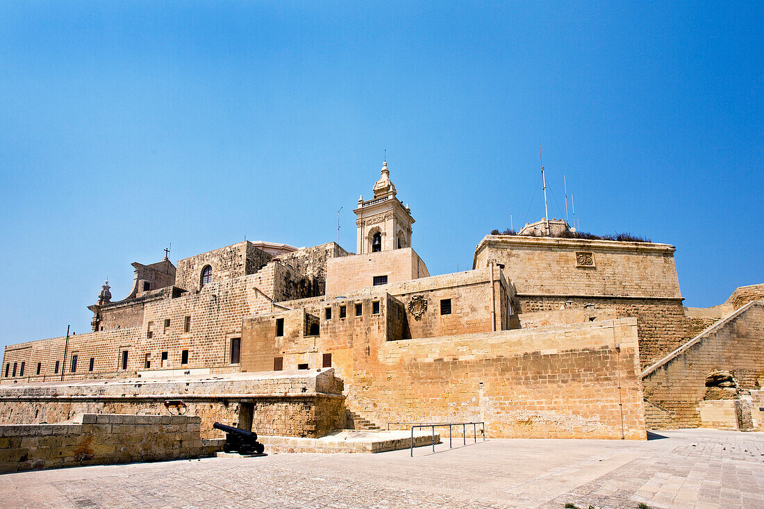 Blick auf die Zitadelle unter blauem Himmel, Victoria, Gozo, Malta, Europa