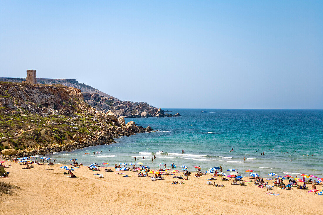 Menschen am Strand im Sonnenlicht, Golden Bay, Malta, Europa