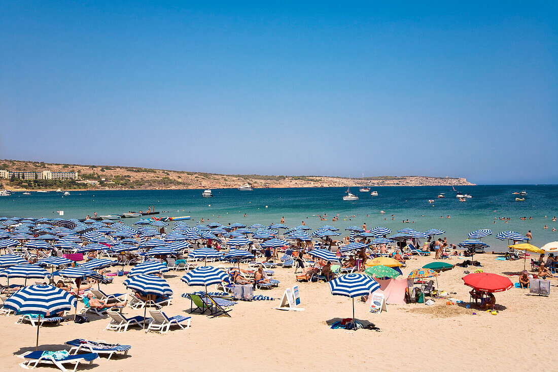 Menschen am Strand im Sonnenlicht, Mellieha Bay, Malta, Europa