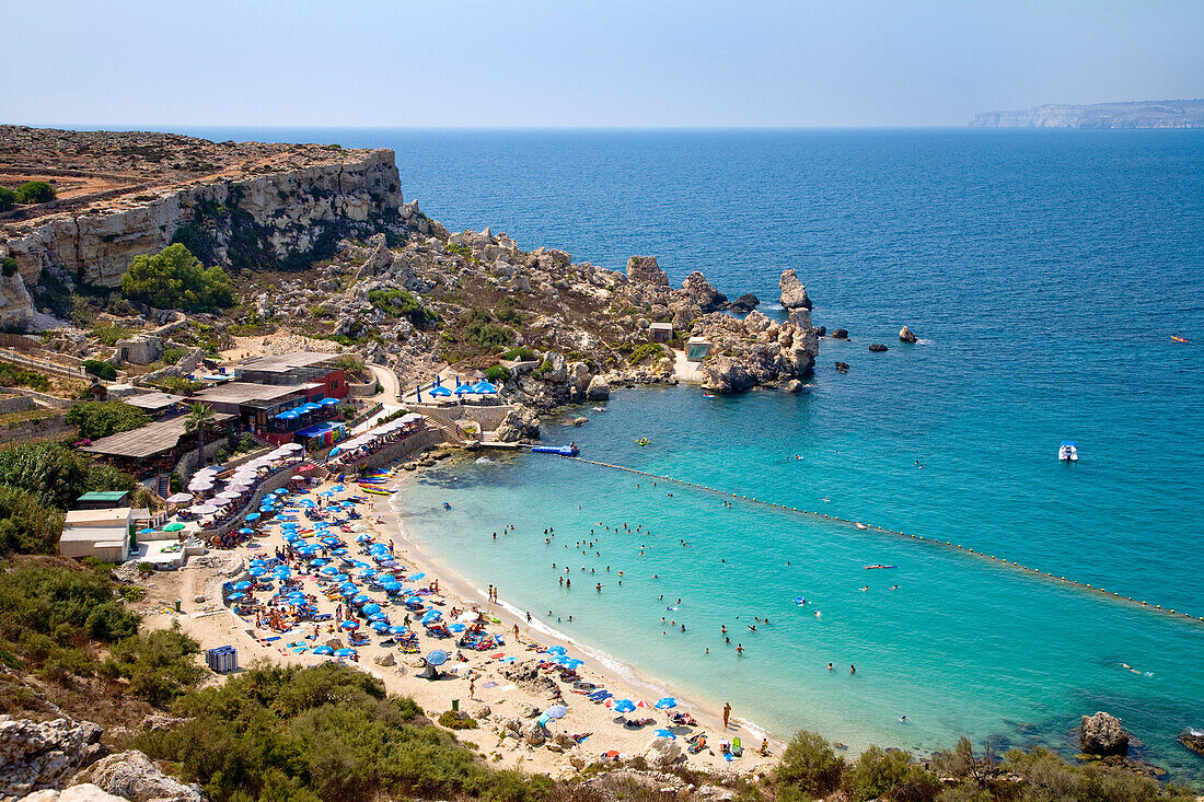 Menschen am Strand in einer kleinen Bucht, Paradise Bay, Malta, Europa