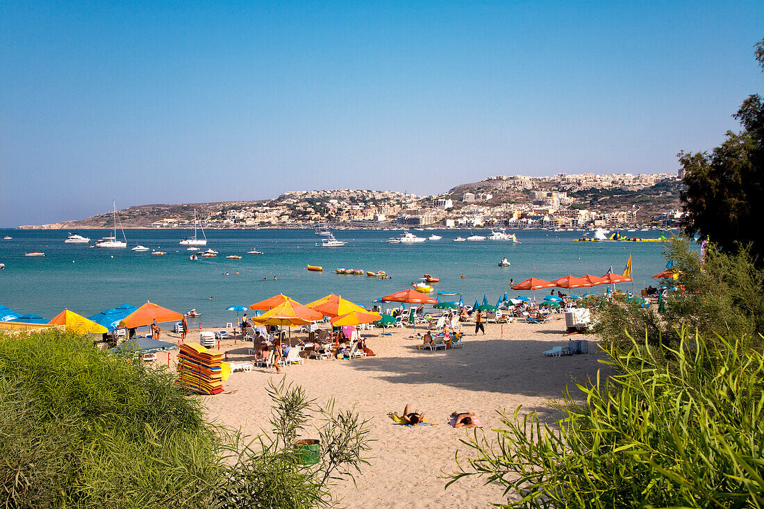 Menschen am Strand im Sonnenlicht, Mellieha Bay, Malta, Europa