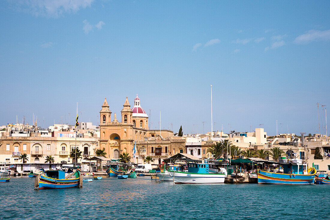 Fischerboote im Hafen vor der Kirche von Marsaxlokk, Malta, Europa