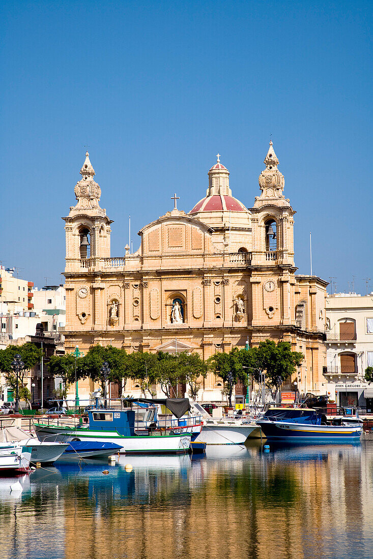 Fischerboote im Hafen vor der Kirche St. Joseph, Msida, Malta, Europa