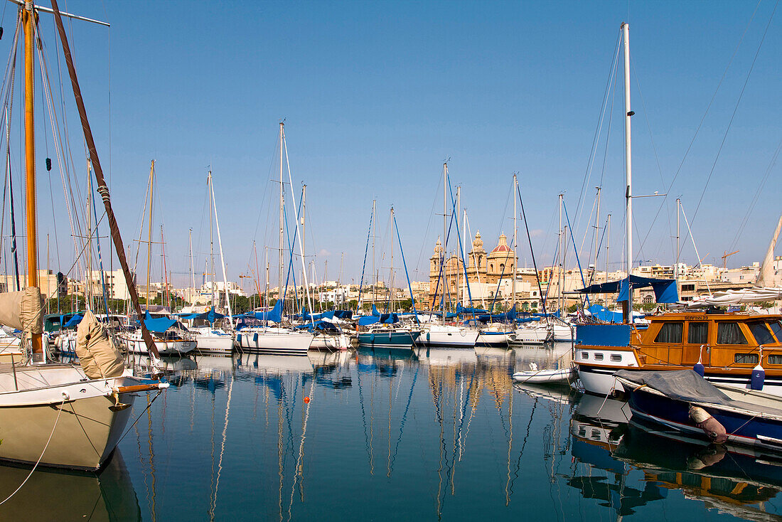 Segelboote im Jachthafen vor der Kirche St. Joseph, Msida, Malta