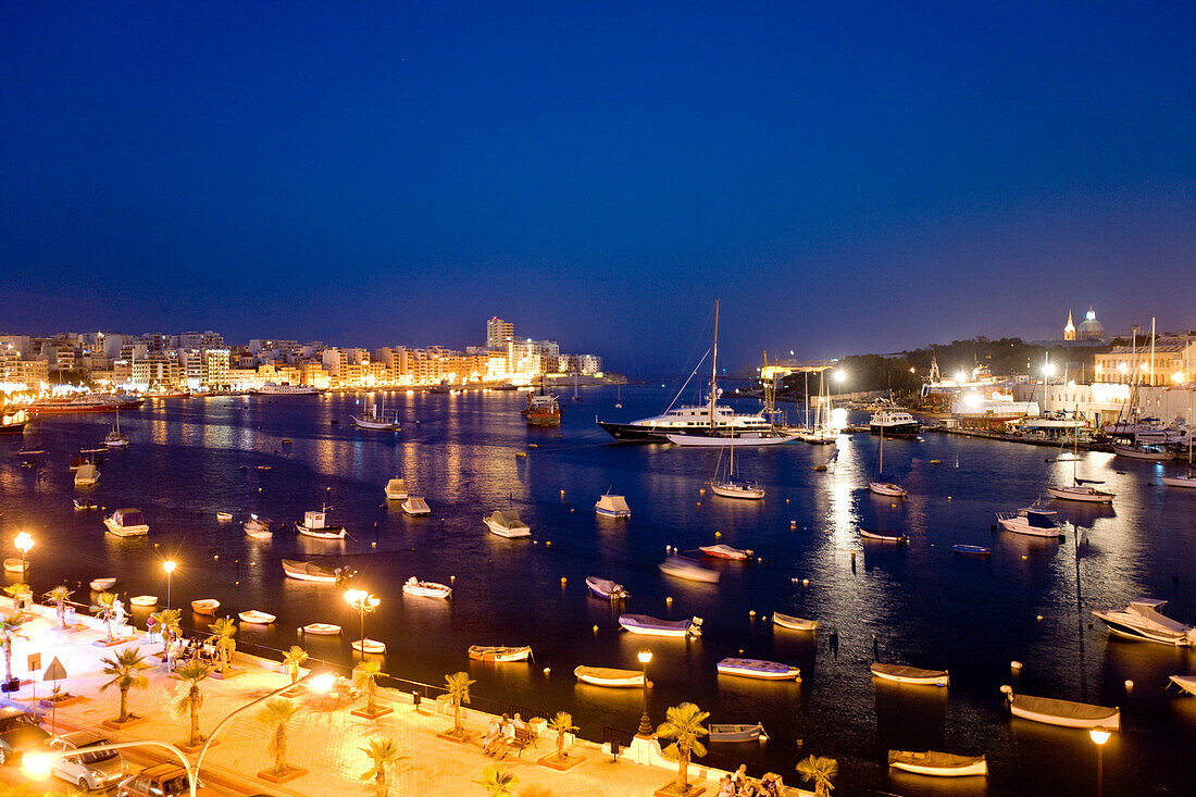 Blick auf die beleuchtete Promenade am Marsamxett Hafen, Sliema Creek, Sliema, Malta, Europa