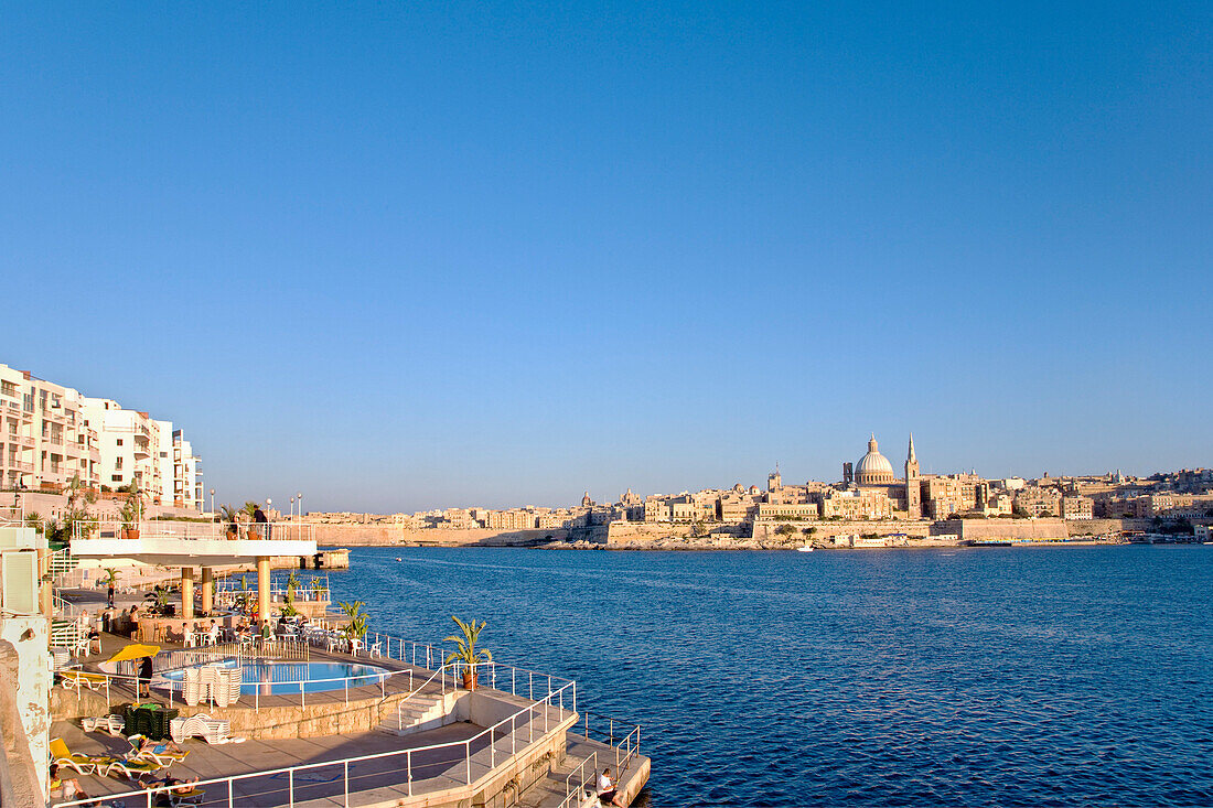Blick vom Marsamxett Hafen auf die Stadt Valletta unter blauem Himmel, Sliema, Malta, Europa