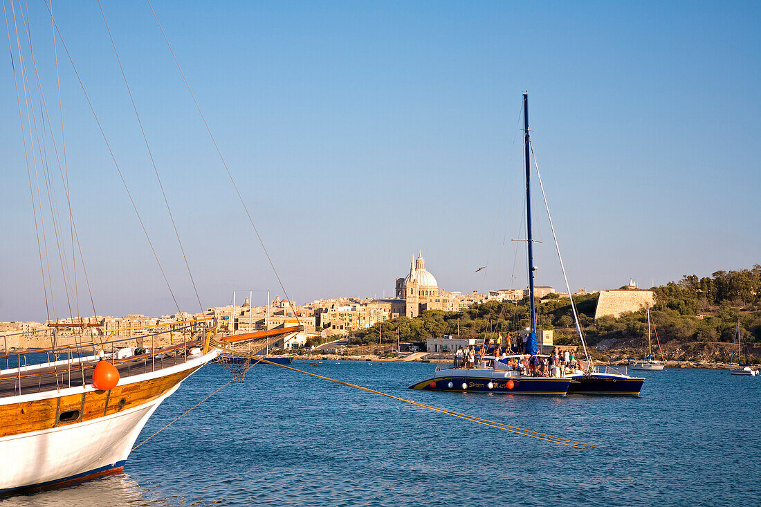 Boote in einer Bucht vor der Stadt Valletta, Sliema, Malta, Europa