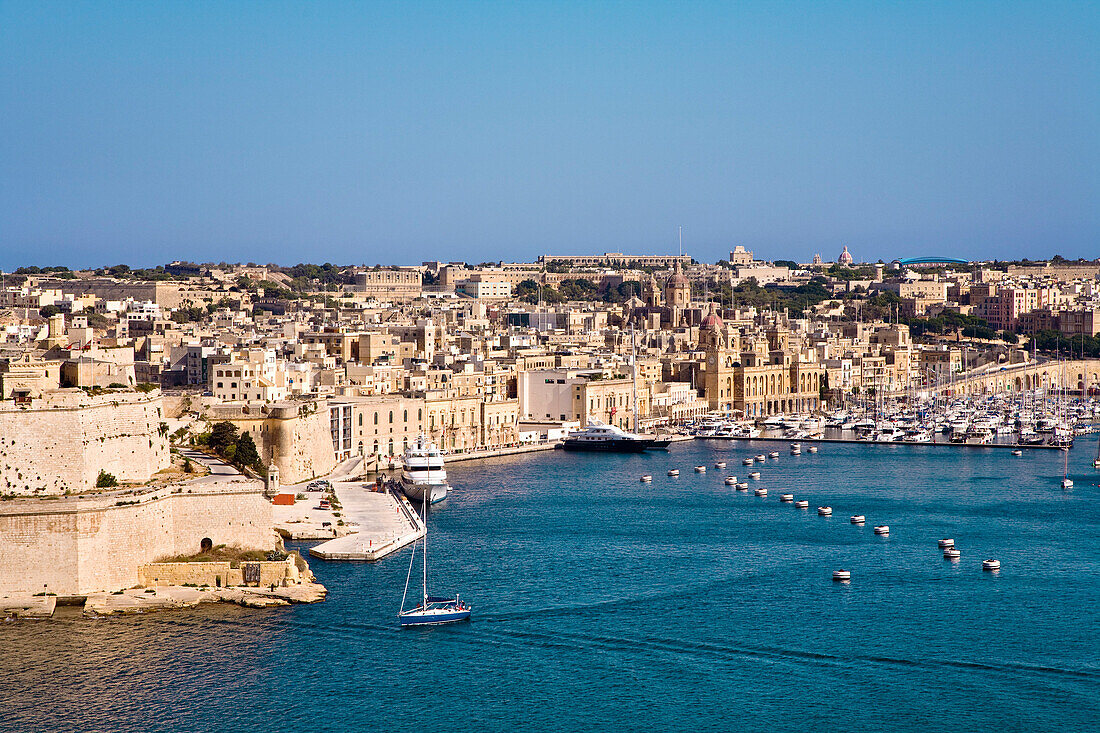 Blick auf die Stadt Vittoriosa im Sonnenlicht, Malta, Europa