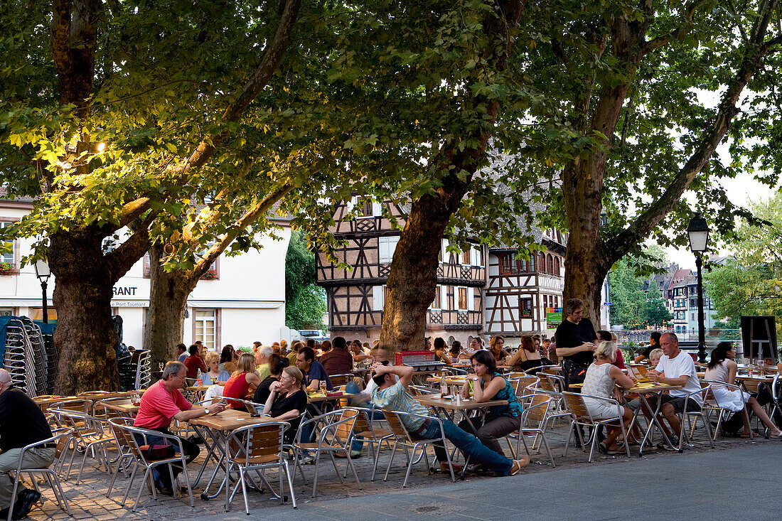 Leute im Café, Petite France, Straßburg, Elsaß, Frankreich