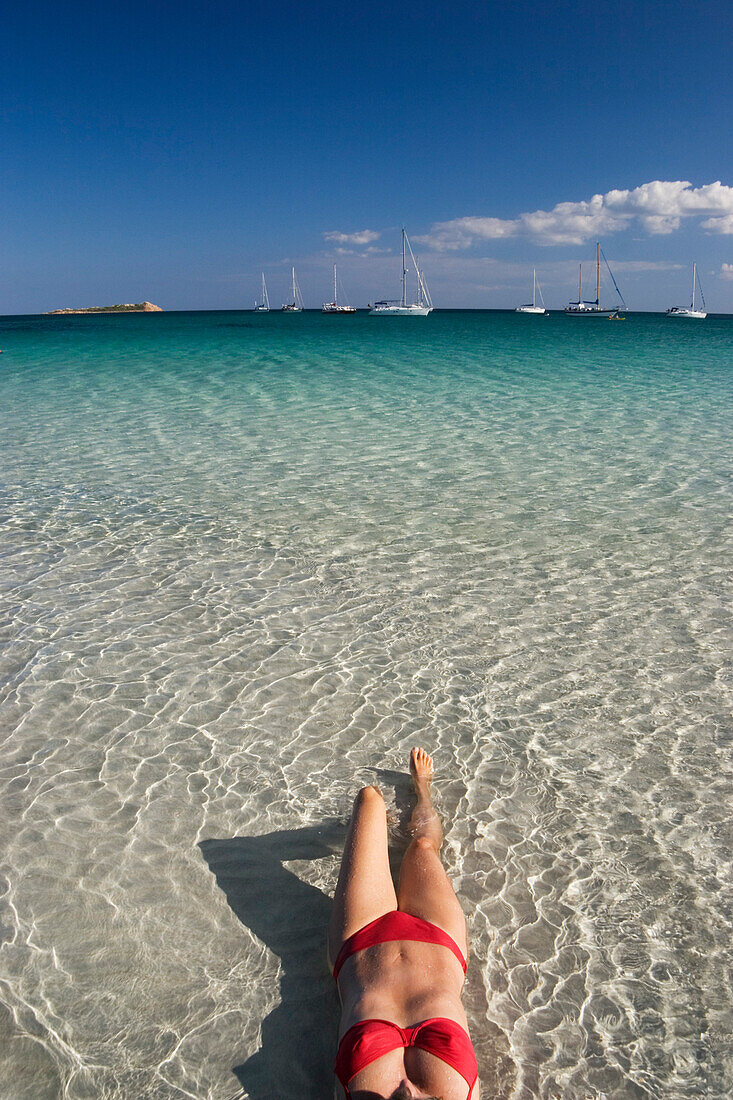 Frau am Strand Cala Brandinchi Ostküste Sardinien