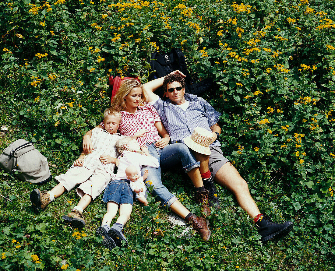 Familie liegt im Gras, Eng, Kleiner Ahornboden, Tirol, Österreich