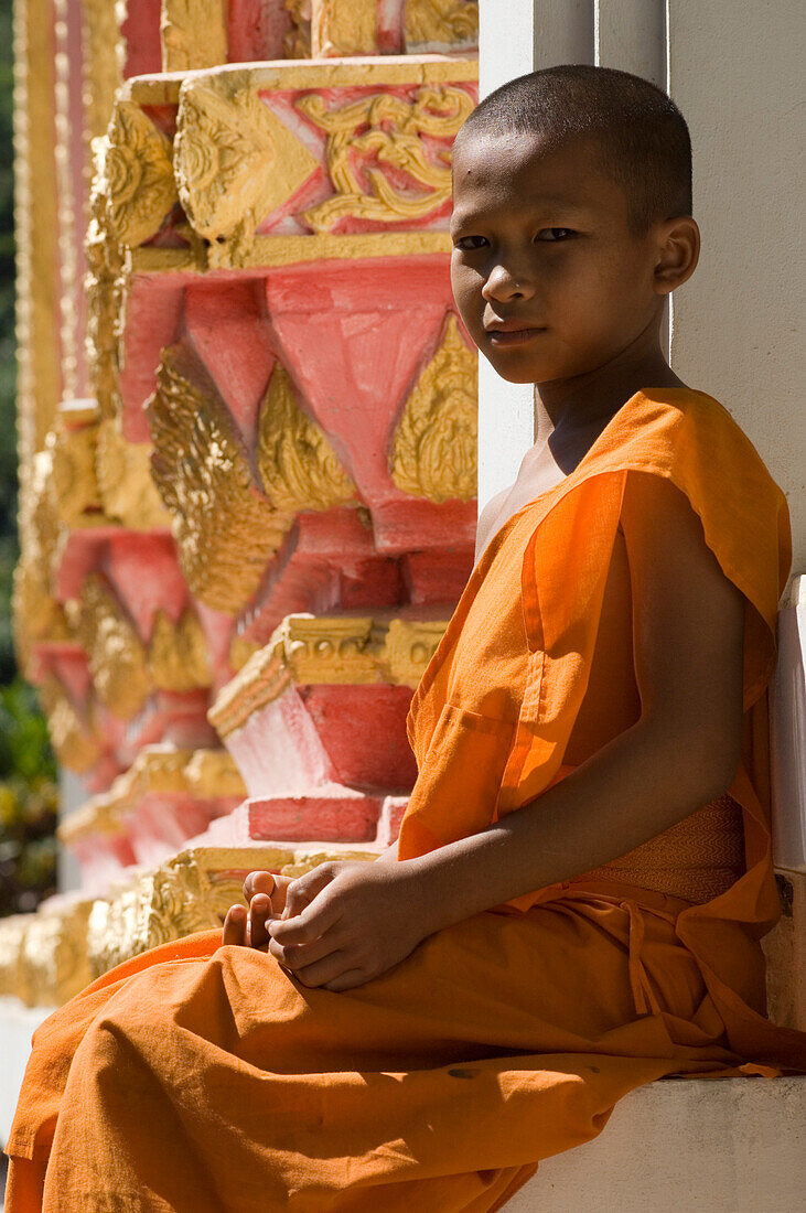 Kindermönch und buddhistische Tempel, Khao Yai National Parc, Thailand