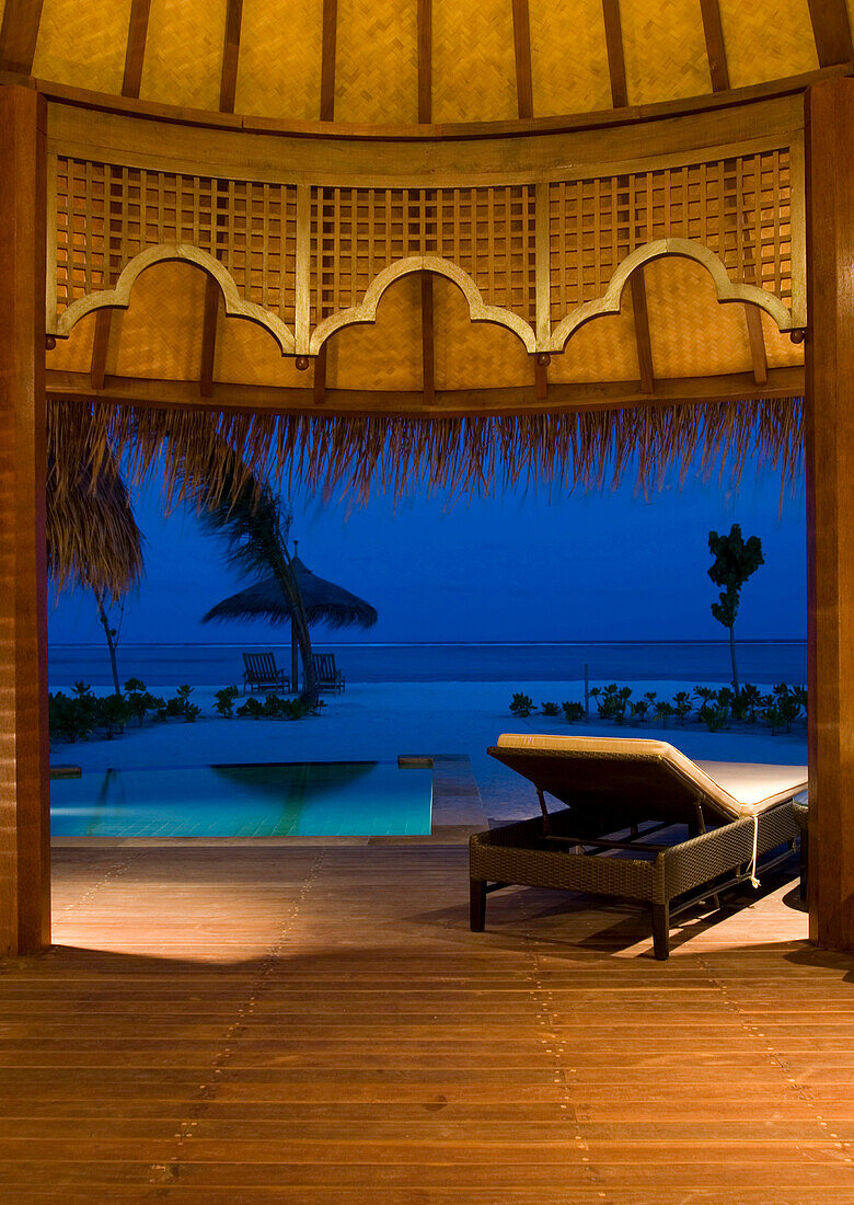 Strand Bungalow mit Pool bei Nacht, Four Season Resort at Kuda Huraa, Malediven