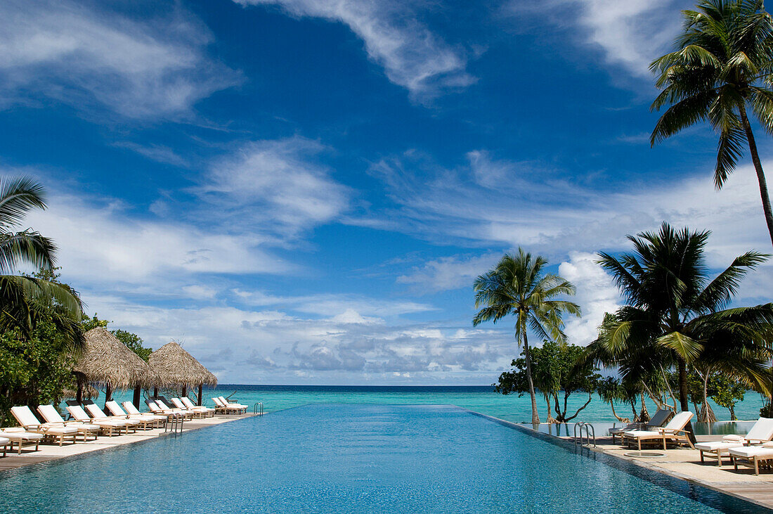 Haupt Pool im Olympia Format, Four Seasons Resort Landaa Giraavaru, Malediven