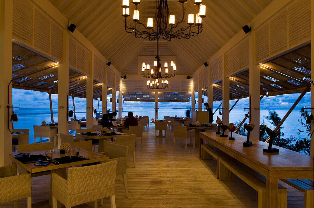Restaurant Blu im Abendlicht, Four Seasons Resort Landaa Giraavaru, Malediven
