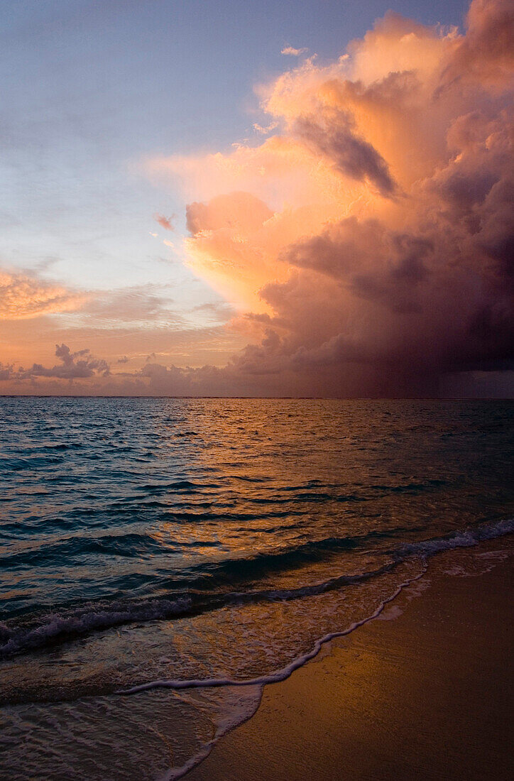 Sunset over the sea, One & Only Resort Reethi Rah at sunset, Maldives