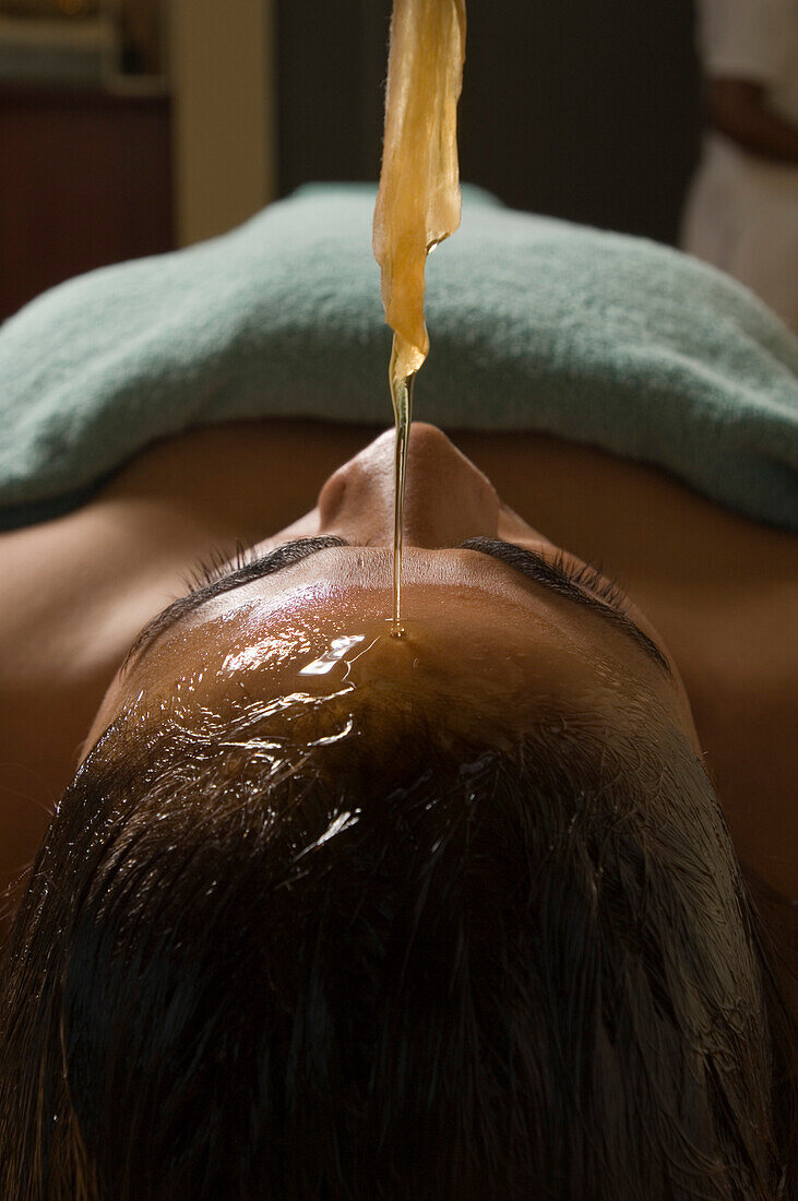 Frau bekommt ein Ayurveda Öl Massage, Öl Stirnguss, Shanti Ananda Resort und Spa, Mauritius