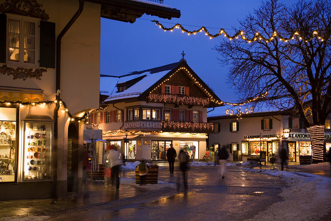 Weihnachtlich dekorierte und beleuchtete Häuser am Abend, Garmisch, Garmisch-Partenkirchen, Oberbayern, Deutschland