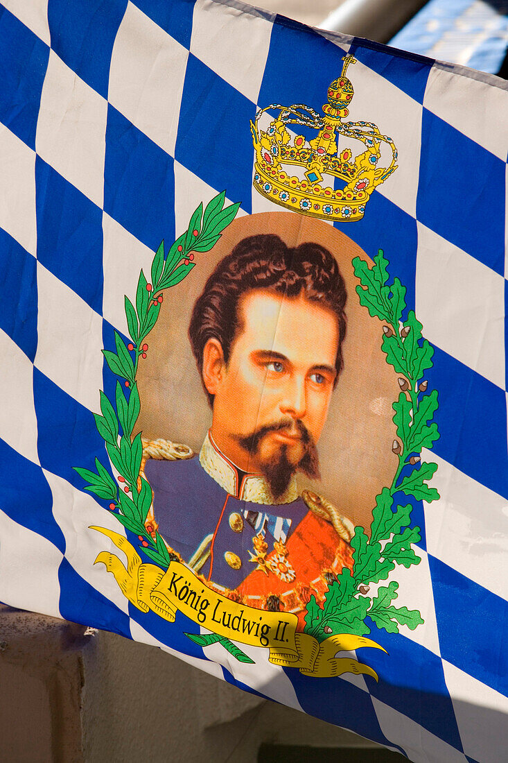 Bild von König Ludwig II auf Flagge, Partenkirchen, Garmisch-Partenkirchen, Pberbayern, Deutschland