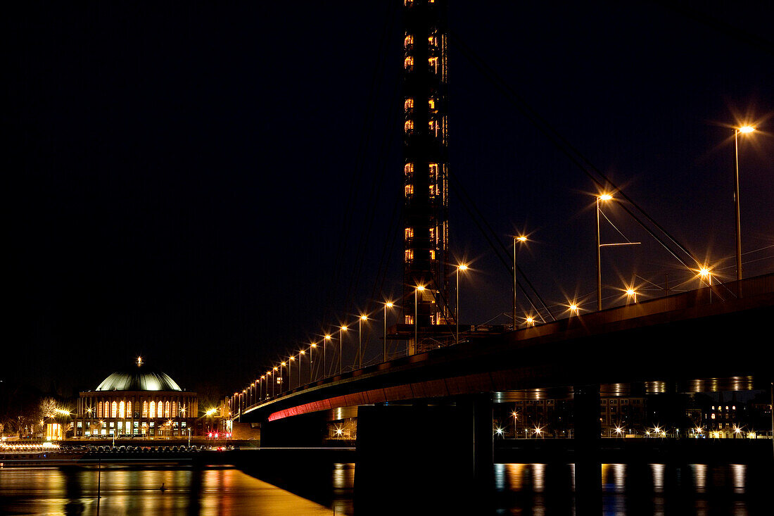 Blick über Rhein mit Oberkasseler Brücke auf Tonhalle bei Nacht, Düsseldorf, Nordrhein-Westfalen, Deutschland