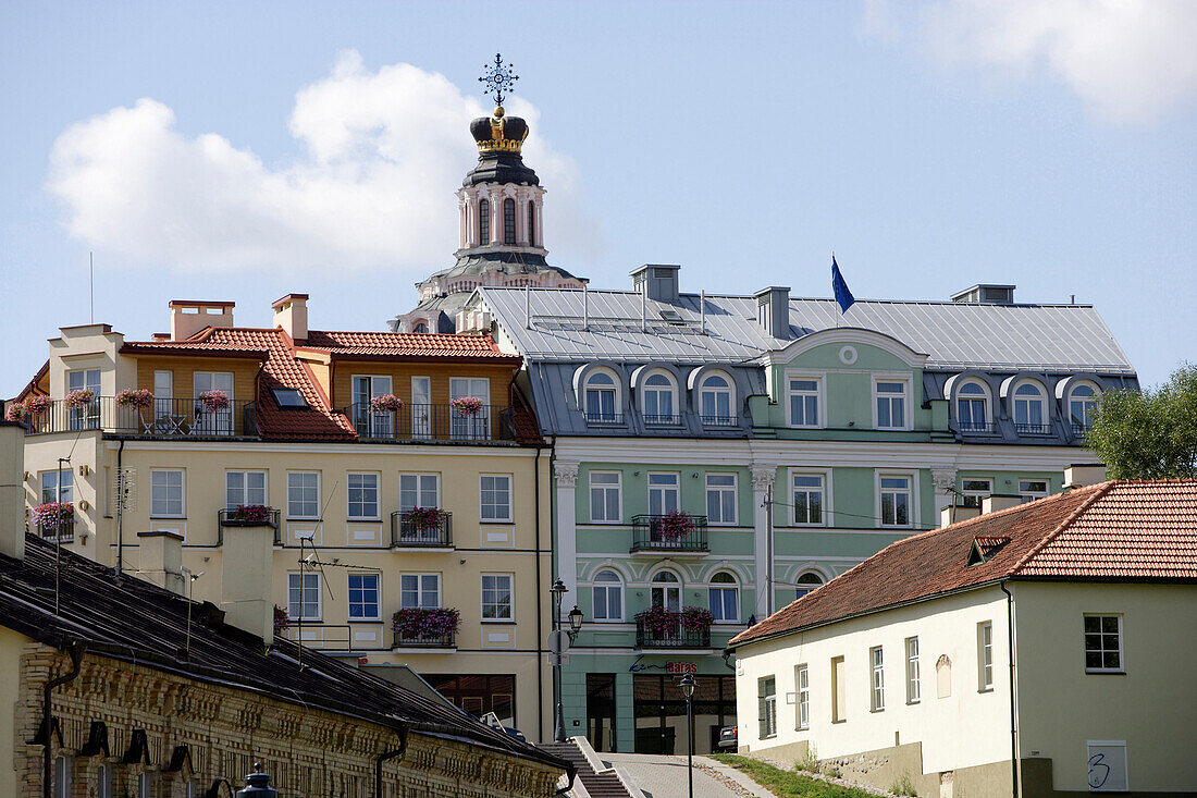 Fassaden in der Boksto Strasse mit der Kuppel der Kasimirkirche, Vilnius, Litauen