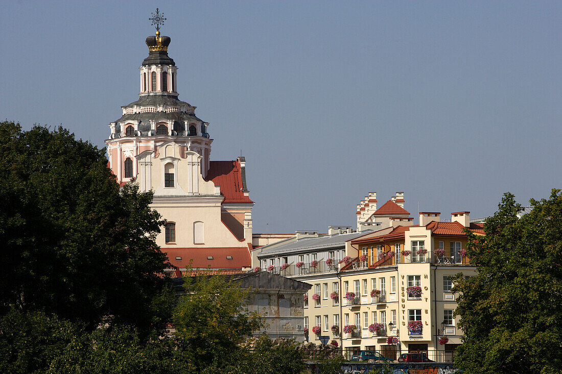 Fassaden in der Boksto-Strasse mit der Kuppel der Kasimirkirche, Litauen, Vilnius