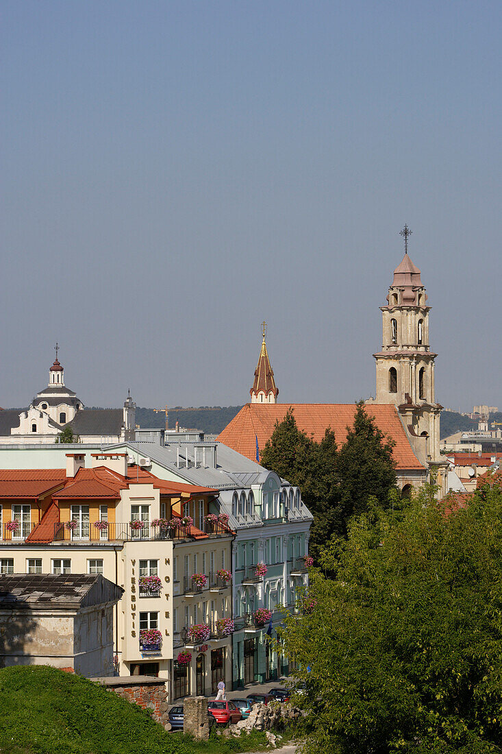 Houses in Boksto Straße, dahinter die Nikolauskirche, Litauen, Vilnius