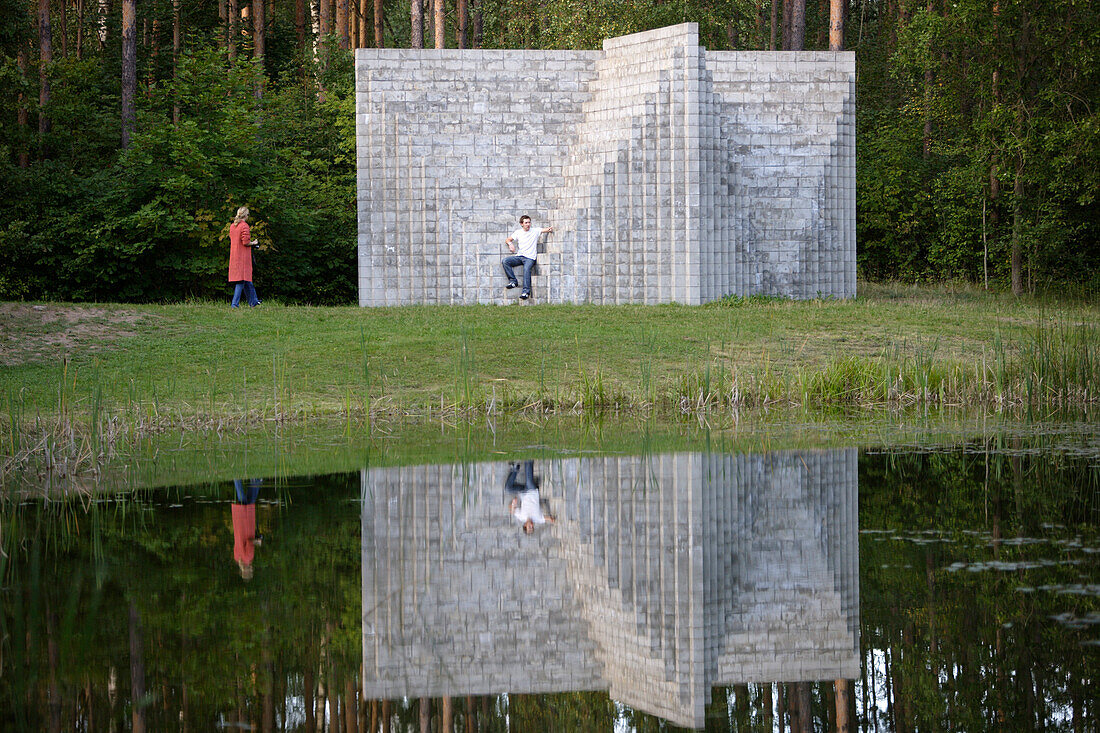 Sol Le Witt-Plastik im Europa-Park der das geographische Zentrum Europas markiert (18 km no von Vilnius), Litauen