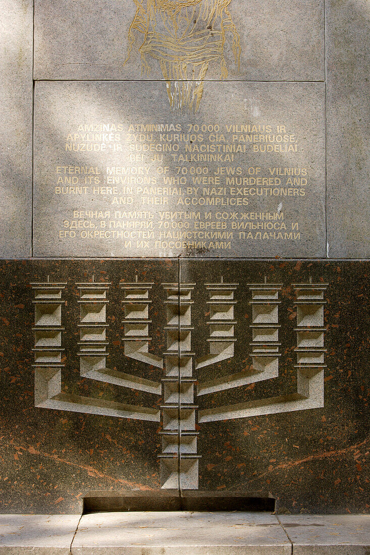 Genozid-Gedenkstätte im Wald von Paneriai (10 km südlich von Vilnius), Litauen