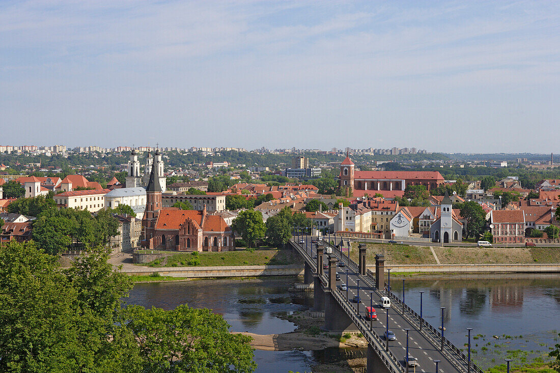 Blick auf die Aleksotas-Brücke, die Memel und die Altstadt von Kaunas, Litauen
