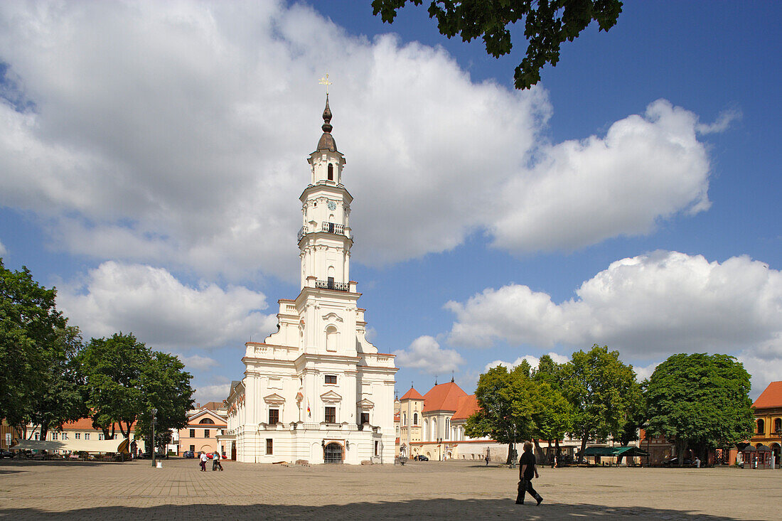 Kaunas: Rathausplatz und das Rathaus, auch weisser Schwan genannt, Litauen