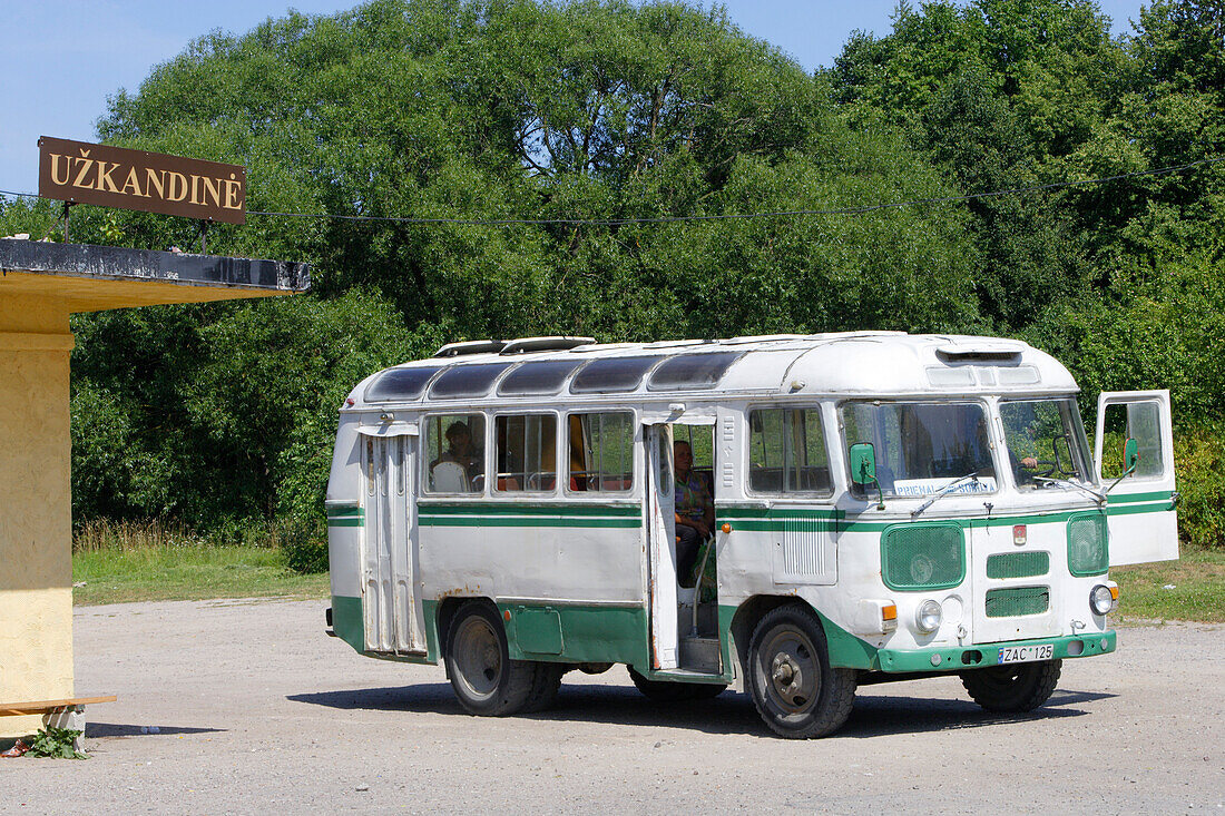 Linienbus an einer Haltestelle, Litauen