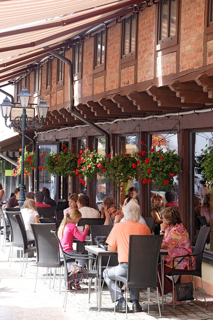 Strassencafe in Klaipedas Altstadt an der Turgau Aikste Gasse, Litauen