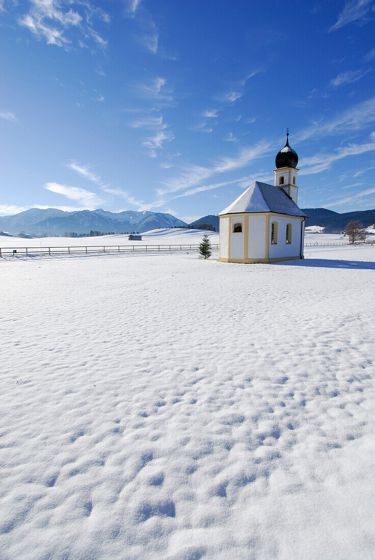 Kapelle im Winter bei Hundham, Fischbachau, Oberbayern, Deutschland
