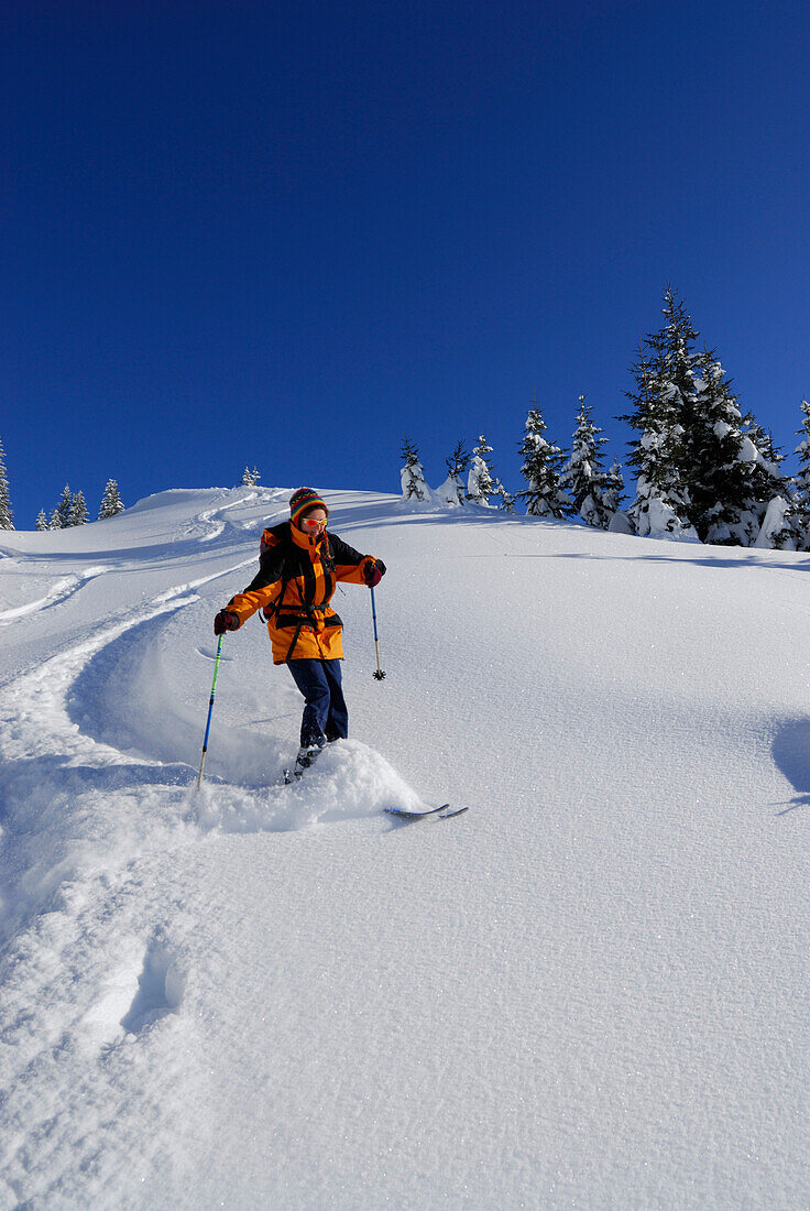 Skifahrer bei der Abfahrt, Feuerstätter Kopf, Allgäuer Alpen, Vorarlberg, Österreich